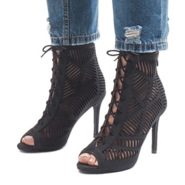 Černé kotníkové boty 1610-225 černá 1