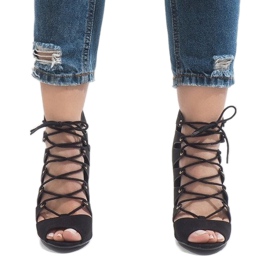 Černé otevřené kozačky na vysokém podpatku 9095-83A černá 2 Černé otevřené kozačky na vysokém podpatku 9095-83A černá 2