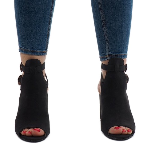 Černé kozačky na sloupku 173-853 černá 2 Černé kozačky na sloupku 173-853 černá 2