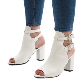 Bílé boty na sloupku 173-853 bílý 1