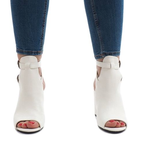 Bílé boty na sloupku 173-853 bílý 2