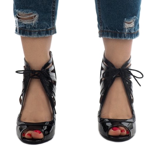 Černé otevřené lakované boty C-003 černá 1