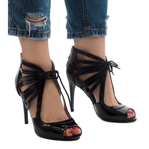 Černé otevřené lakované boty C-003 černá 2