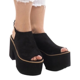 Černé sandály na masivním bloku B8290 černá 1 Černé sandály na masivním bloku B8290 černá 1