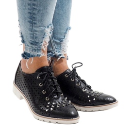 Černé prolamované boty s hřeby G-106-2 černý 1