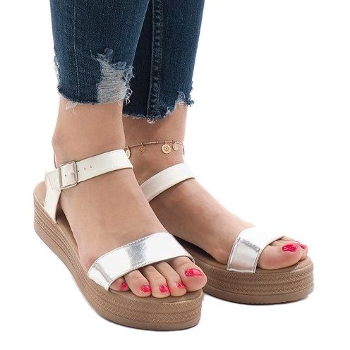 Bílé sandály na platformě 22-07 bílý 1