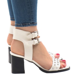 Bílé sandály na vysokém podpatku 77-12 bílý 2 Bílé sandály na vysokém podpatku 77-12 bílý 2