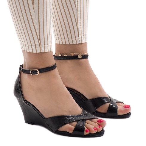 Černé klínové sandály QL-78 černá 2