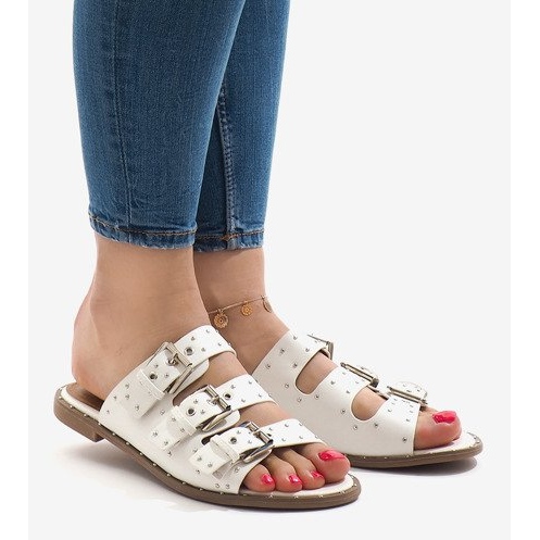 Bílé pantofle s cvočky a sponou F-3659 bílý 1