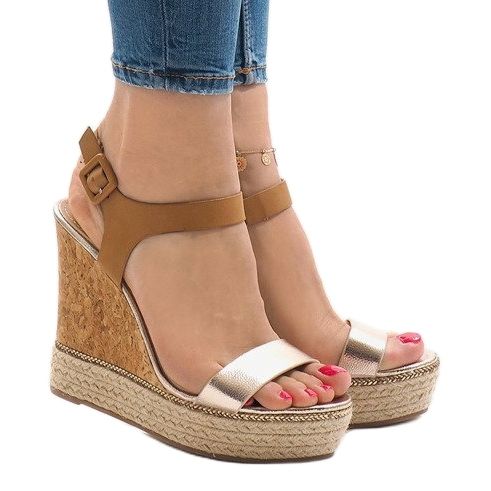 Zlaté lakované sandály na klínku VB76063 zlatý 1