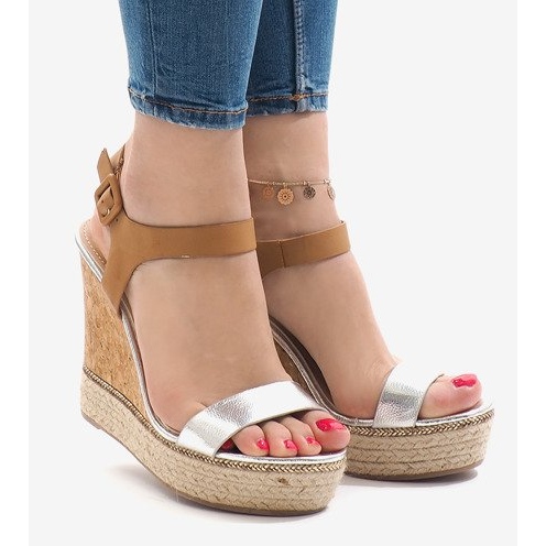 Stříbrně lakované sandály na klínku VB76063 hnědý 1