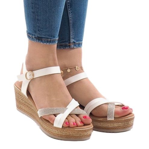 Bílé sandály na platformě WS8816 bílý 1