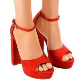 Červené sandály na sloupku D08 1 Červené sandály na sloupku D08 1