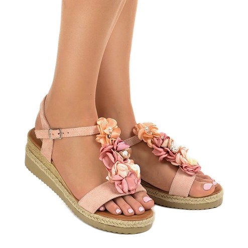 Růžové sandály na klínku s květinami 218-168 růžový 1