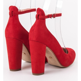 Ideal Shoes Lodičky zapnuté sponou červený 1