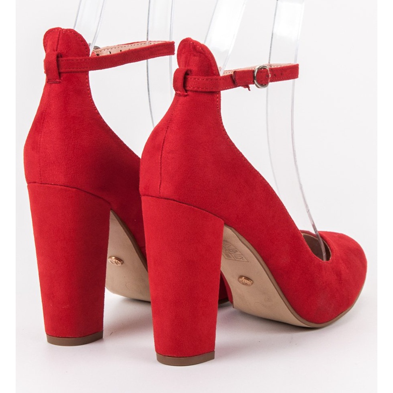 Ideal Shoes Lodičky zapnuté sponou červený 1