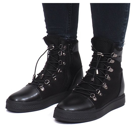 Černé prolamované klínové tenisky od Mathilde černý 1