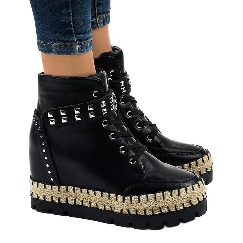 Černé dámské kotníčkové boty s traperem AJ-547 černá 1 Černé dámské kotníčkové boty s traperem AJ-547 černá 1