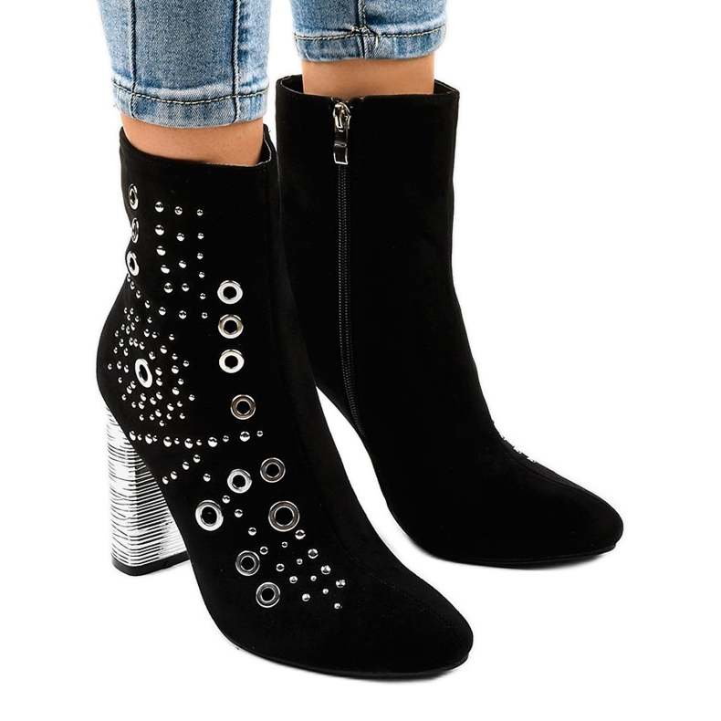 Černé semišové kotníkové boty na sloupku AE28P černá 1