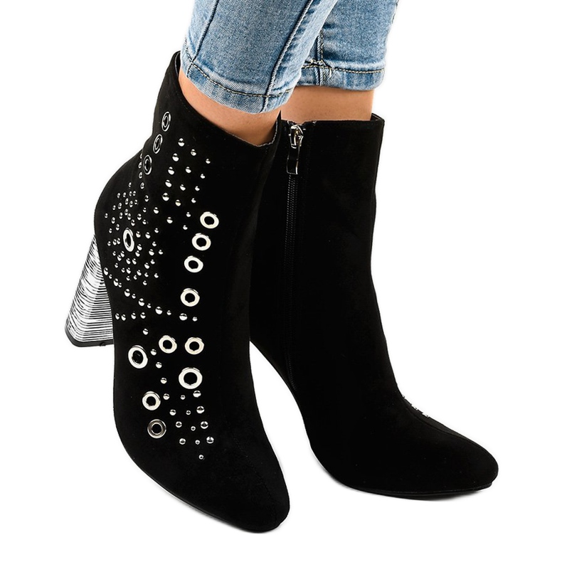 Černé semišové kotníkové boty na sloupku AE28P černá 2