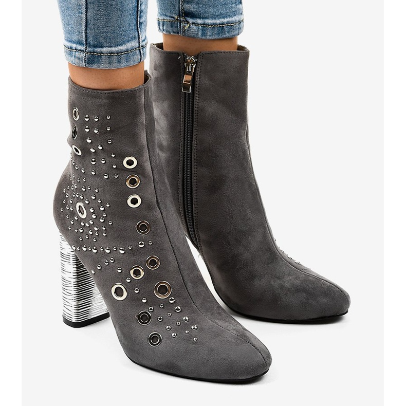 Šedé semišové boty na sloupku AE28P šedá 1