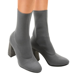 Šedé boty na sloupku QQ08 šedá 1