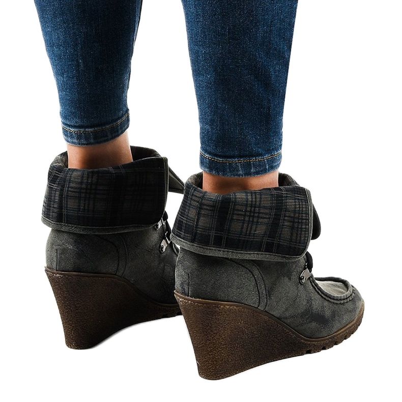 Černé semišové kotníkové boty s kostkovaným vzorem CH-22 černá 1 Černé semišové kotníkové boty s kostkovaným vzorem CH-22 černá 1