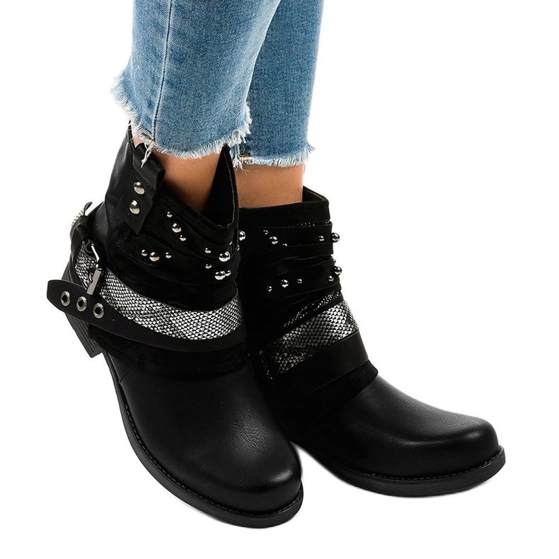 Černé zateplené boty bohatě zdobené 17103-1A černá 1