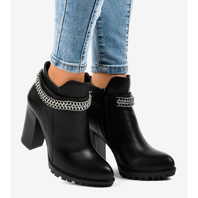 Černé boty na sloupku s řetízkem 13X992-51A černá 1