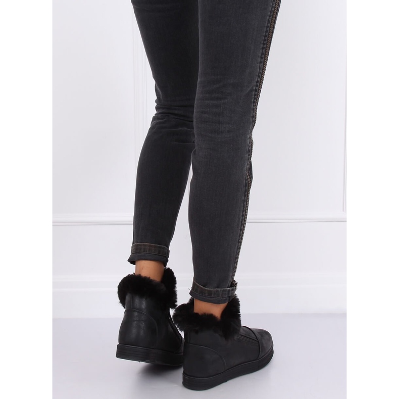 Černé kotníkové tenisky s kožešinou W19-29 Black černá 1 Černé kotníkové tenisky s kožešinou W19-29 Black černá 1