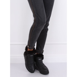 Černé kotníkové tenisky s kožešinou W19-29 Black černá 2 Černé kotníkové tenisky s kožešinou W19-29 Black černá 2