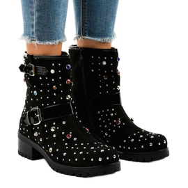 Černé zateplené boty, bohatě zdobené T185 černá 1