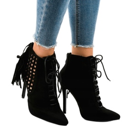 Černé, bohatě zdobené kozačky 11047-1 černý 1