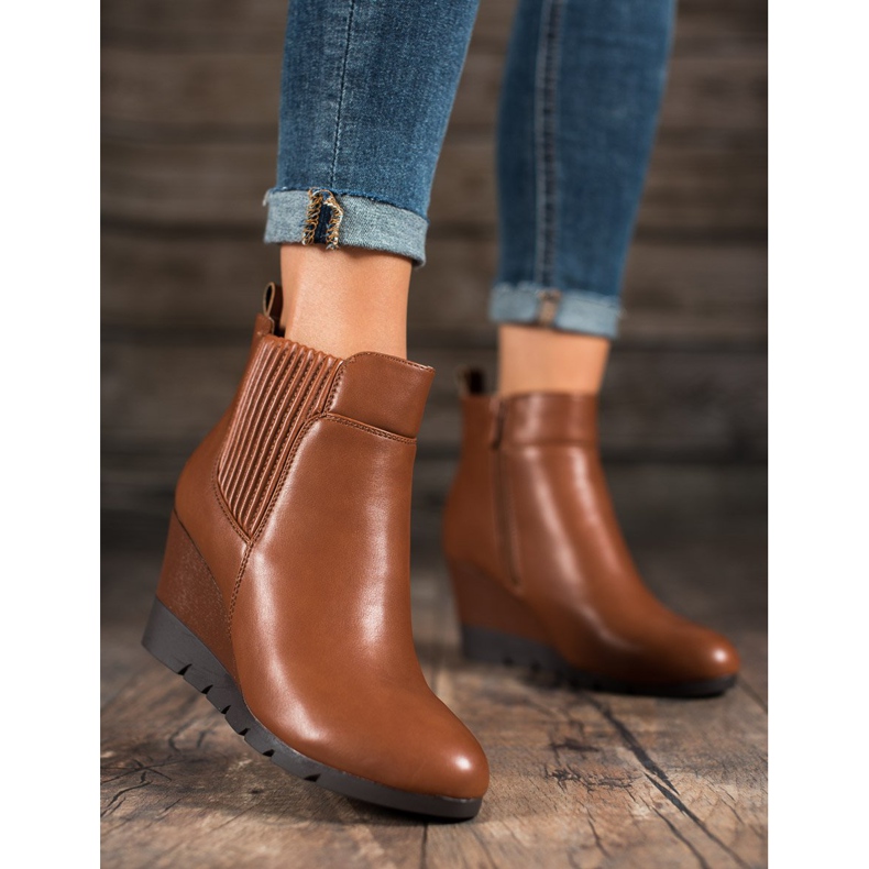 SHELOVET Boty na klínku hnědý 1 SHELOVET Boty na klínku hnědý 1