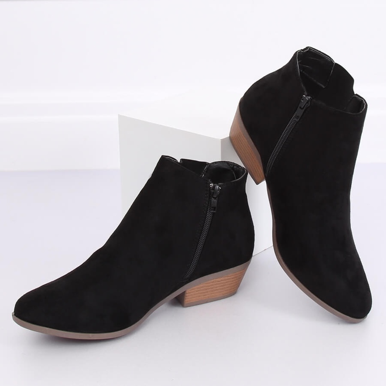 Černé boty na nízkém podpatku W06-17 Black Suede černý 1