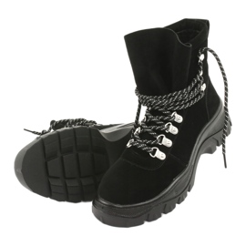 Černí lovci přivázali Sergio Leone TR729 černý 5