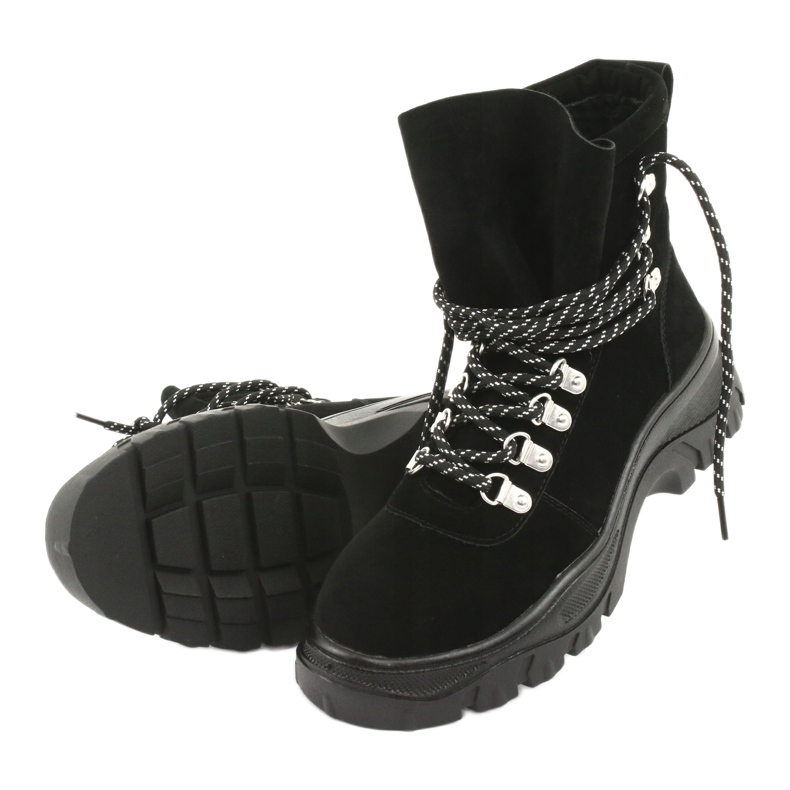 Černí lovci přivázali Sergio Leone TR729 černý 5