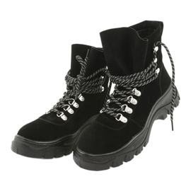 Černí lovci přivázali Sergio Leone TR729 černý 4