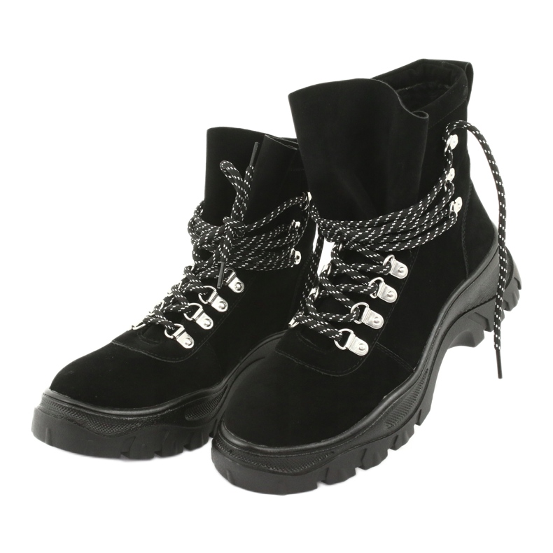 Černí lovci přivázali Sergio Leone TR729 černý 4