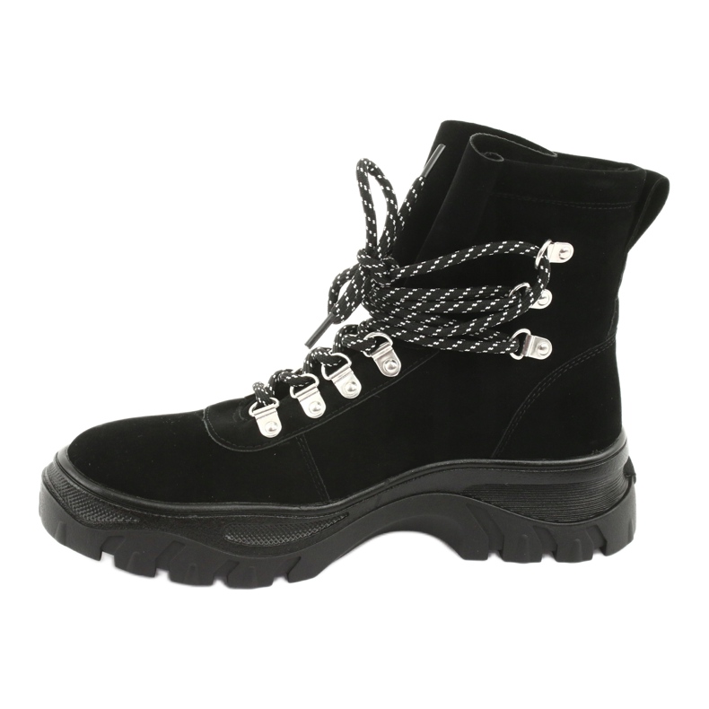 Černí lovci přivázali Sergio Leone TR729 černý 3