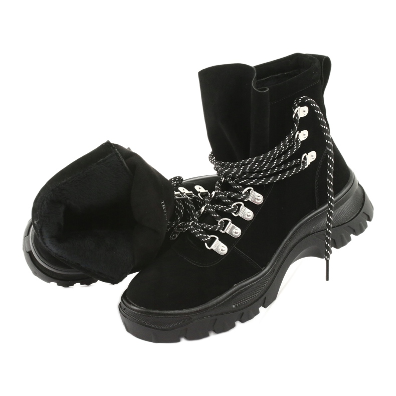 Černí lovci přivázali Sergio Leone TR729 černá 6