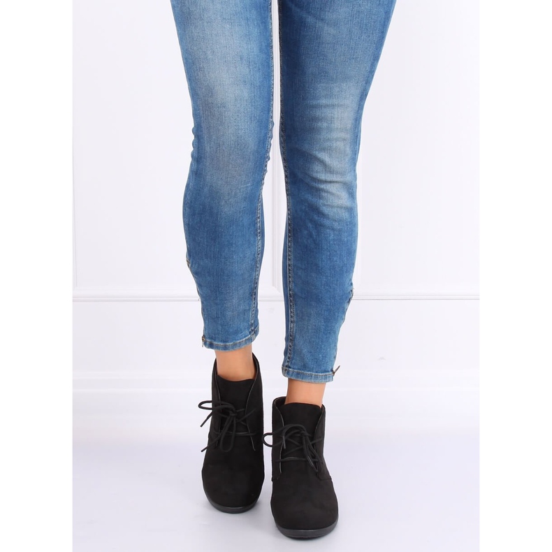 Černé boty šněrované na klínové patě E3265 Černá 1