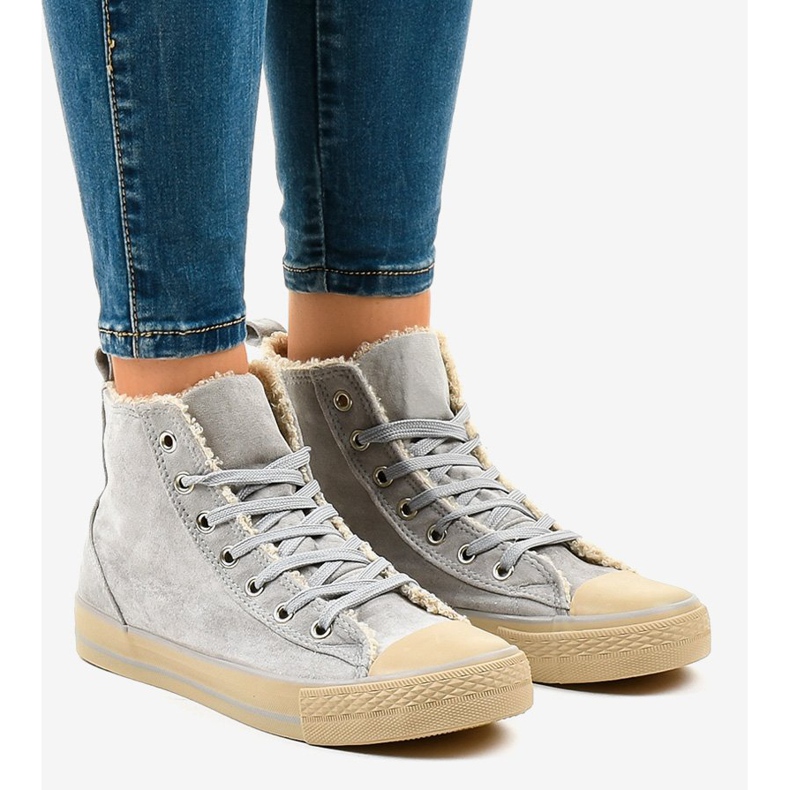 Šedé izolované tenisky T-040 šedá 1