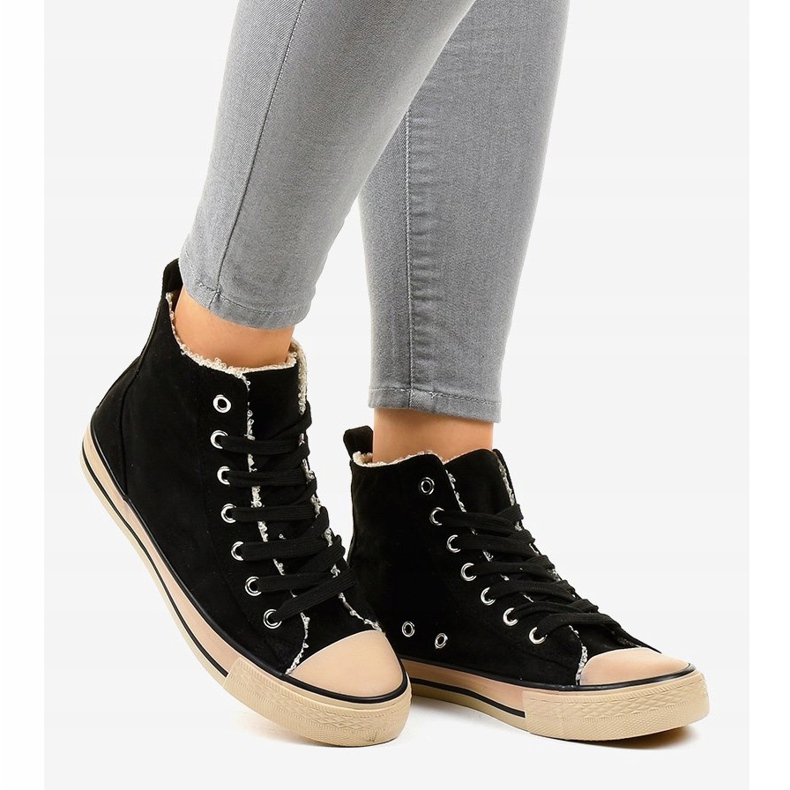 Černé izolované tenisky T-040 černá 2