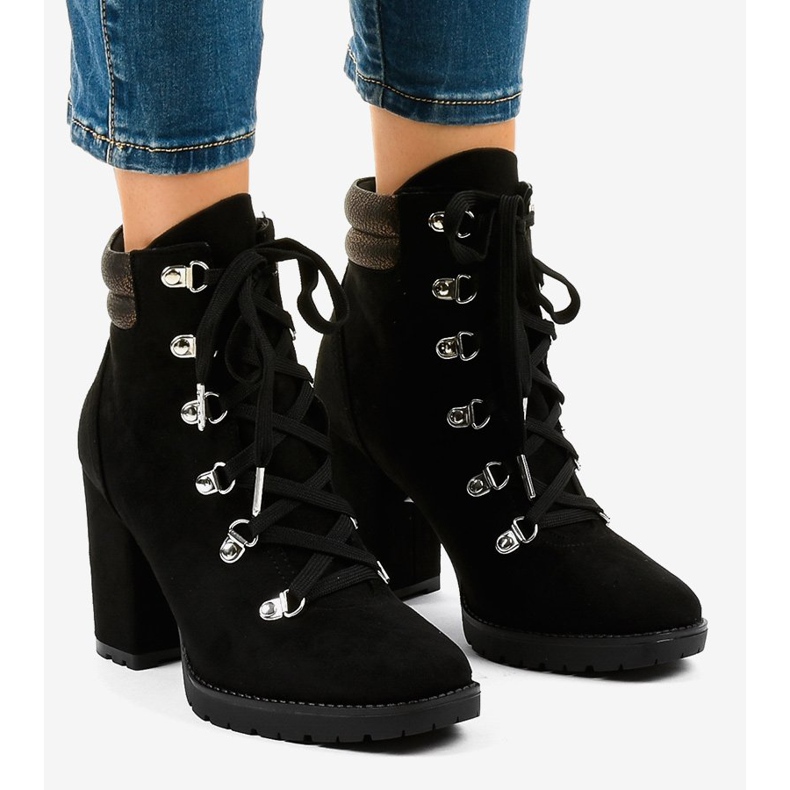 Černé semišové kotníkové boty na sloupku 8992 černá 1