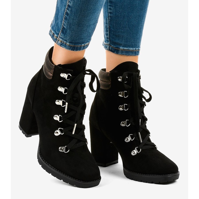 Černé semišové kotníkové boty na sloupku 8992 černá 2