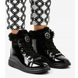 Teplé černé lakované tenisky TL135-6 černá 1