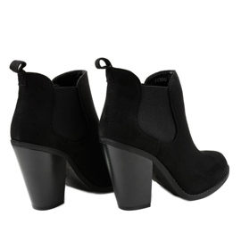 Černé semišové kotníkové boty na sloupku H305 černá 2