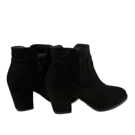 Černé izolované boty na sloupku A8123 černá 2