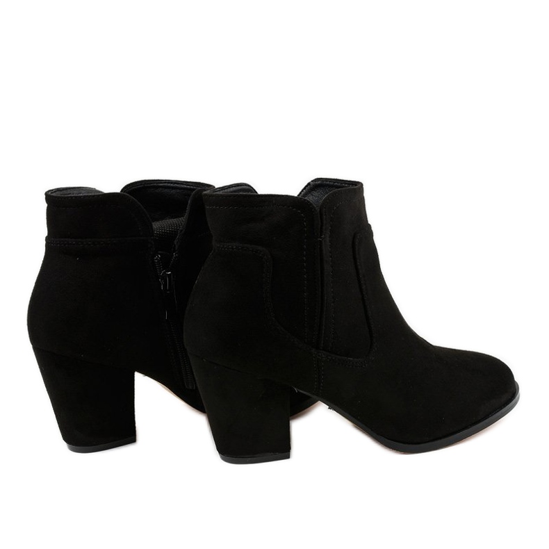 Černé izolované boty na sloupku A8123 černá 2